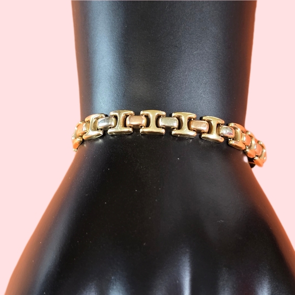 Jewelry - Elegant Gold Bracelet